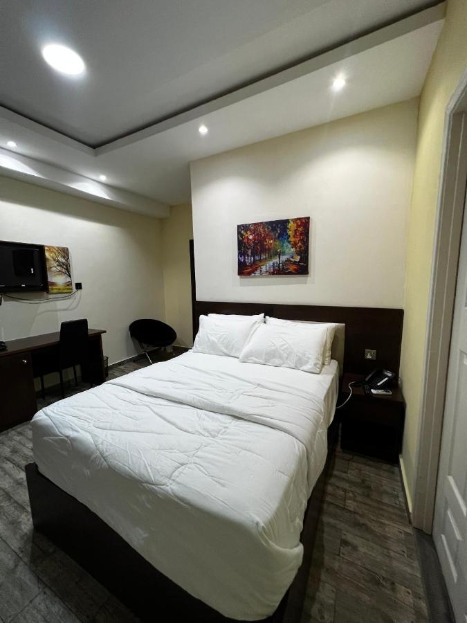 Fragrance Apartments And Suites Ibadan Bagian luar foto